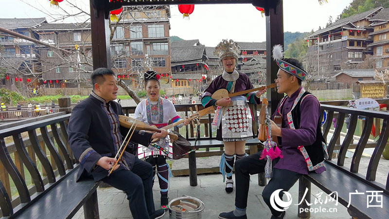 侗寨迎親。人民網(wǎng) 付華周攝