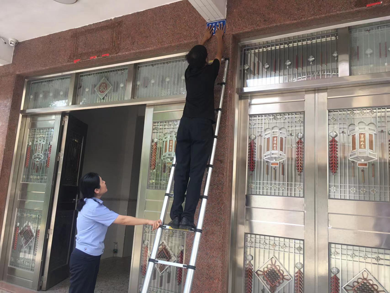 工作人員正在更換門牌號(hào)。紅陽(yáng)派出所供圖