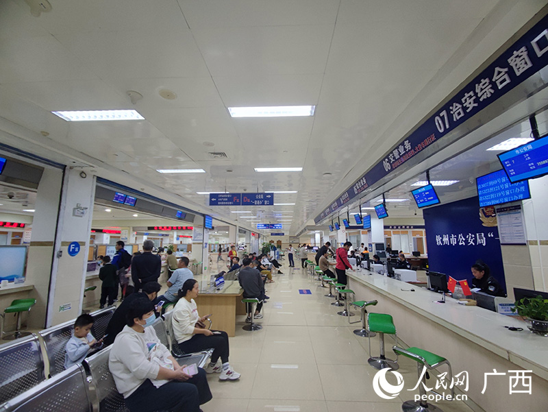 欽州市政務(wù)服務(wù)中心一角。人民網(wǎng)記者 王勇攝