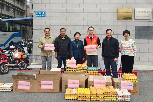 廣西幼兒師范高等專科學校到七良村開展消費幫扶活動。廣西幼師供圖