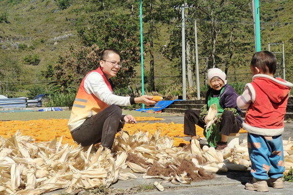 李長步到脫貧戶家膝促談心，了解生產(chǎn)生活情況。廣西幼師供圖