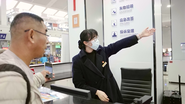 張婷婷為旅客提供引導(dǎo)服務(wù)。李俊鳴攝