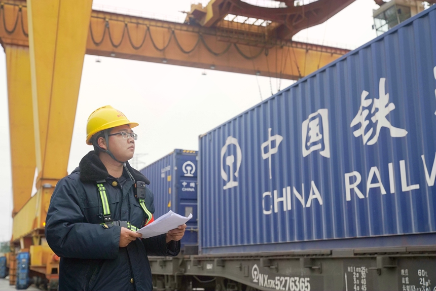 南寧國際鐵路港貨運員核對跨境集裝箱信息,確保貨物信息準確。陳星宇攝