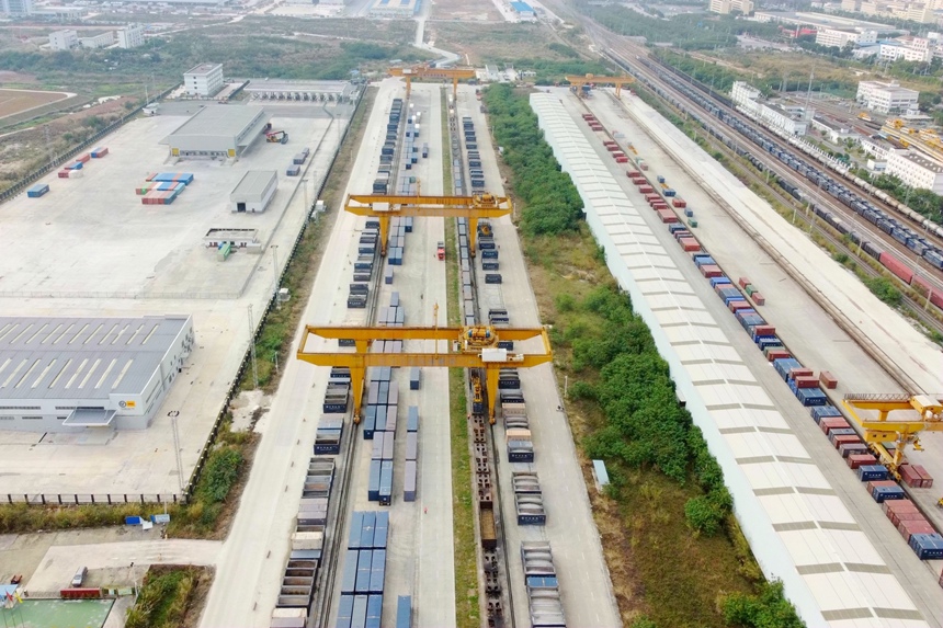 南寧國際鐵路港集裝箱作業(yè)航拍。覃仕莊攝