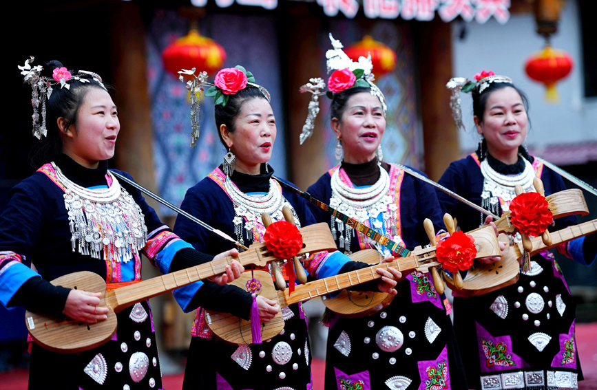 侗族群眾在“鬧春牛”活動(dòng)上彈唱琵琶歌。潘志祥攝