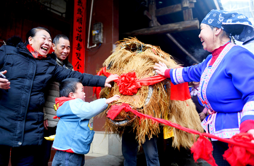 侗族群眾在參加春牛巡游祈福活動。 潘志祥攝