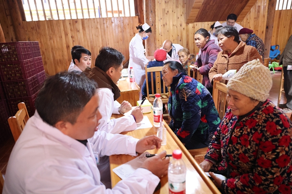 優(yōu)質(zhì)醫(yī)療資源下沉到基層，圖為醫(yī)療專家赴龍勝基層義診。段雨晴攝