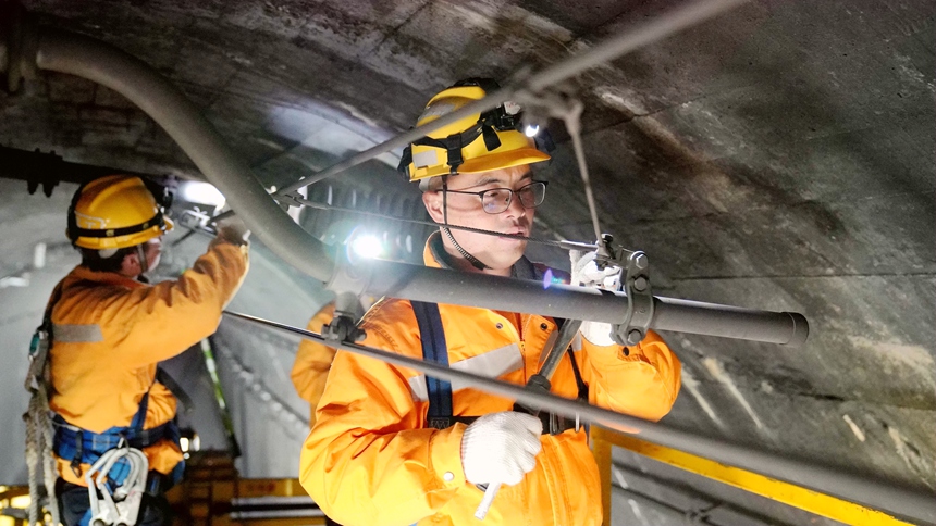 青年職工在焦柳鐵路牙屯堡站至水團站區(qū)間對接觸網(wǎng)設備進行檢修維護。馬君攝