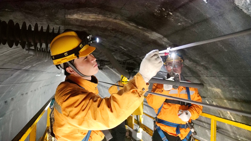 青年職工在焦柳鐵路牙屯堡站至水團站區(qū)間對接觸網(wǎng)設備進行檢修維護。馬君攝