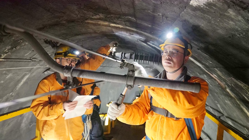 青年職工在焦柳鐵路牙屯堡站至水團(tuán)站區(qū)間對(duì)接觸網(wǎng)設(shè)備進(jìn)行檢修維護(hù)。馬君攝