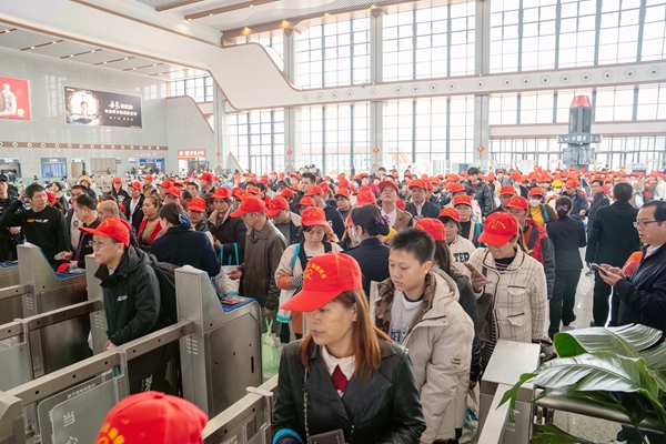 務(wù)工人員有序檢票進(jìn)站。蘭炳侶攝