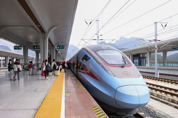 D9653次務(wù)工專列整裝待發(fā)。封榮權(quán)攝