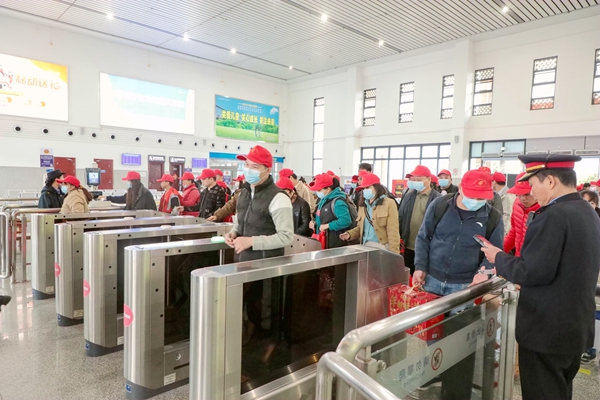 務工旅客有序進站乘車。盧詩宇攝