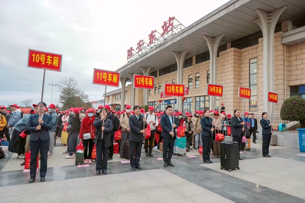 務(wù)工旅客在站前廣場(chǎng)集合。盧詩宇攝