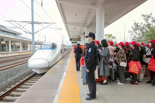 務(wù)工專(zhuān)列駛進(jìn)隆安東站。盧詩(shī)宇攝