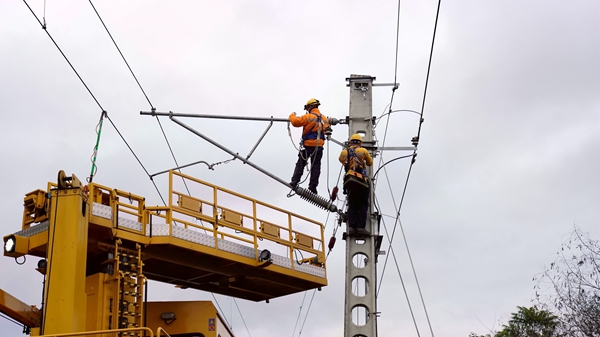 接觸網工在檢修維護設備。馬君攝