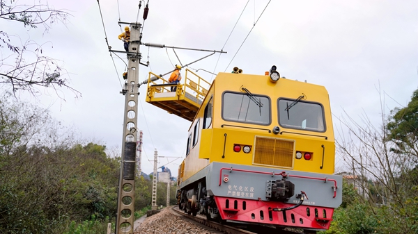 接觸網(wǎng)工在檢修維護(hù)設(shè)備。馬君攝
