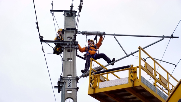 接觸網(wǎng)工在檢修維護(hù)設(shè)備。馬君攝
