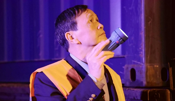 曾南平對即將出境的列車進(jìn)行檢查(林鶴 攝.)jpeg.jpg