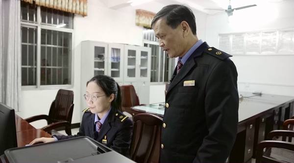 曾南平和謝莉平在辦公室核對貨物信息(林鶴 攝).jpg