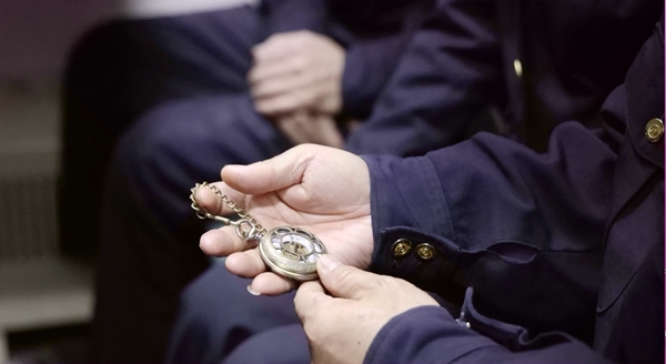 謝莉平接過曾南平贈送的老懷表(林鶴 攝).jpg