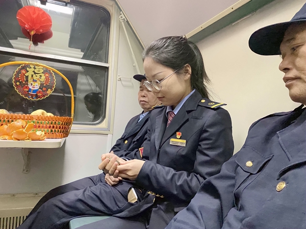 謝莉平仔細(xì)端詳懷表(李伊 攝).jpg