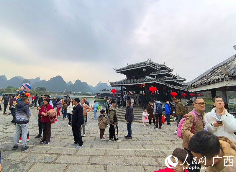 陽朔世外桃源景區(qū)游人如織。人民網(wǎng) 付華周攝