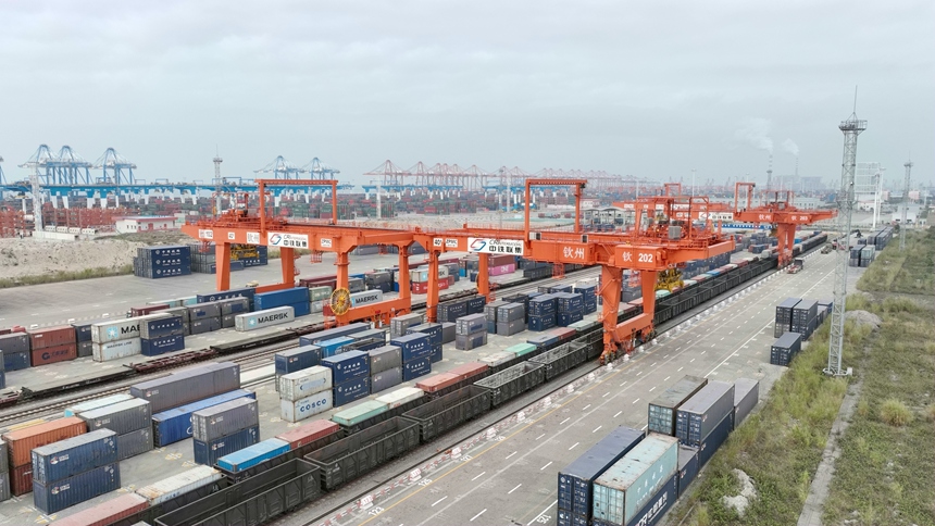 欽州鐵路集裝箱中心站龍門吊作業(yè)區(qū)內(nèi)集裝箱貨物等待裝運(yùn)發(fā)車。陳磊攝