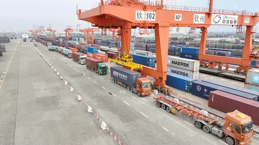 欽州鐵路集裝箱中心站自動(dòng)化龍門吊正在進(jìn)行裝車作業(yè)。何家海攝