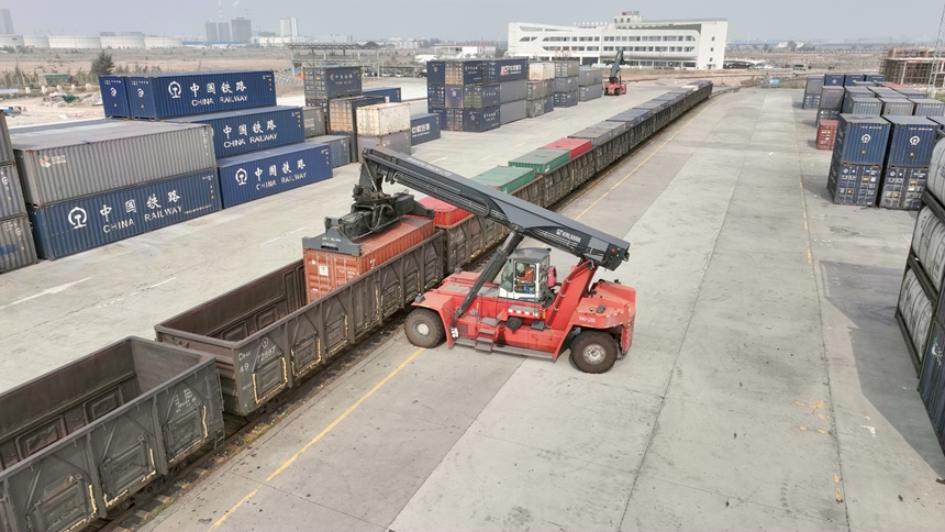 欽州鐵路集裝箱中心站正面吊機(jī)正在進(jìn)行貨物裝卸作業(yè)。何家海攝