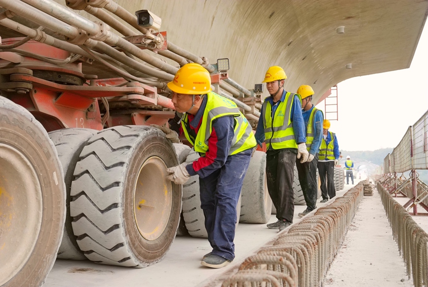 工人們正在進行箱梁運送。江曉攝