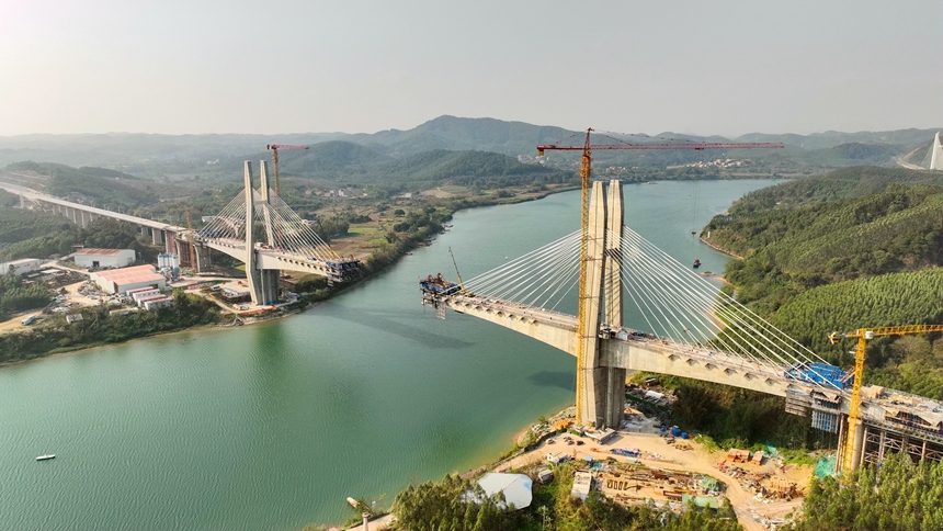 南深高鐵南玉段六律邕江特大橋施工現(xiàn)場。韋建松攝