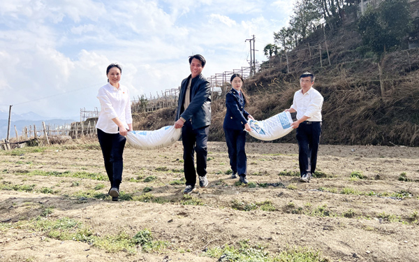 資源縣政協(xié)委員和稅務(wù)干部把肥料送到田間地頭，助力農(nóng)戶備春耕。蔣建忠攝