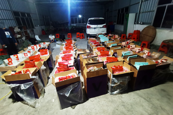 1月1日凌晨，靈山煙草聯(lián)合公安部門(mén)查處一起假冒偽劣卷煙。羅秀強(qiáng)攝