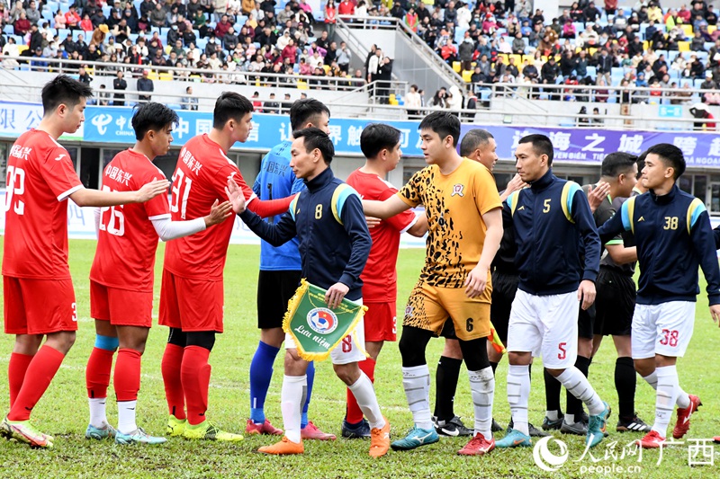 賽前，雙方球員擊掌。人民網(wǎng)記者 覃心攝