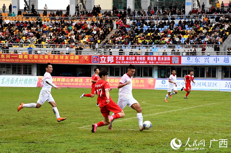 雙方球員在賽場上切磋球技。人民網(wǎng)記者 覃心攝