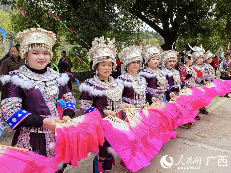 盛裝迎賓。人民網(wǎng) 付華周攝