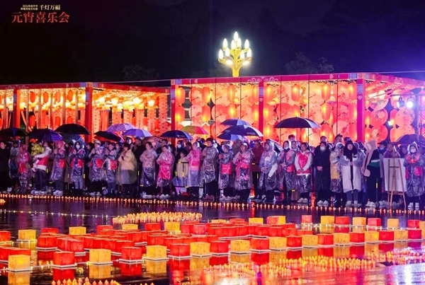 千燈萬?！ぴ矘窌?huì)現(xiàn)場(chǎng)。桂平市委宣傳部供圖