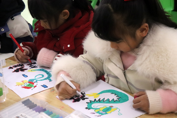 小朋友畫福龍。李金鑫攝