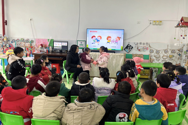 黃冕鎮(zhèn)中心幼兒園開展防欺凌安全教育。李金鑫攝