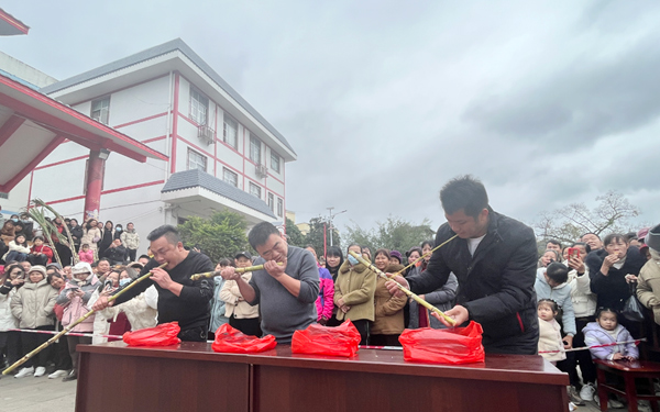 吃果蔗比賽現(xiàn)場(chǎng)