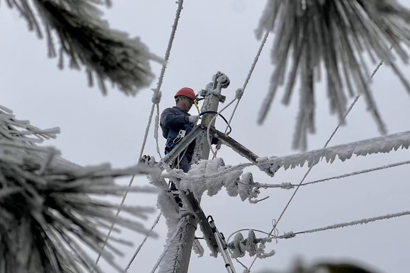 供電人員在資源縣10千伏車大灣線東沖頭支線搶修現(xiàn)場。曾琳攝