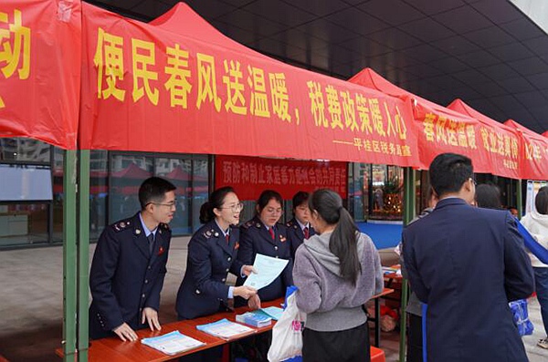 稅務干部向群眾宣傳講解支持重點群體就業(yè)稅收優(yōu)惠政策。賀州稅務供圖