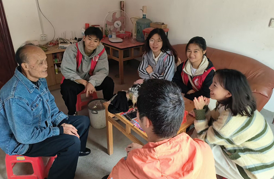 桂電青年志愿者開展關(guān)愛老人行動(dòng)。桂林電子科技大學(xué)供圖