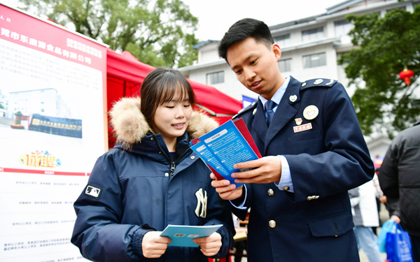 稅務(wù)干部向群眾講解就業(yè)稅收優(yōu)惠政策。楊金杰攝