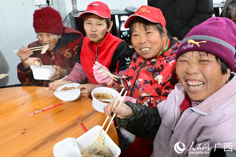 福興村老人在愛心食堂用餐。人民網(wǎng) 雷琦竣攝