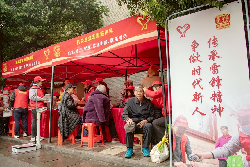 圖為志愿者們?yōu)槭忻裉峁└魇礁鳂拥姆?wù)。蔣少闐攝