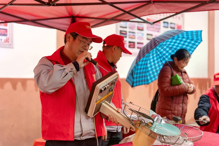 志愿者為居民修理電器。蘭炳侶攝