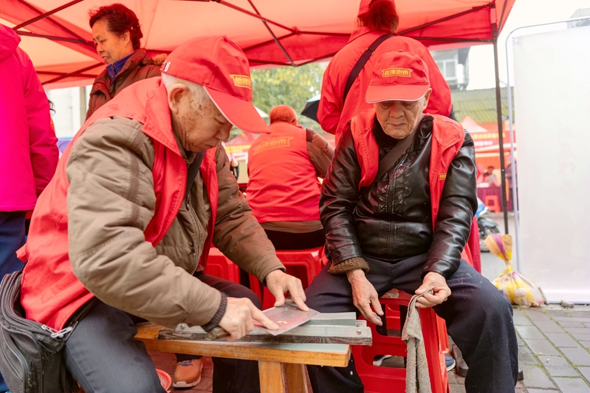 志愿者為群眾磨刀。蘭炳侶攝