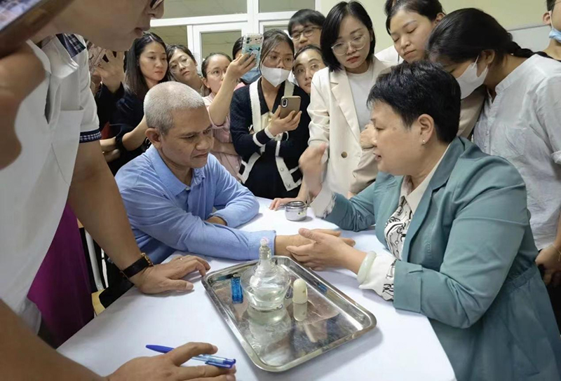 廣西中醫(yī)藥大學專家團組赴越南開展中醫(yī)藥民族醫(yī)藥推廣活動。廣西中醫(yī)藥大學供圖